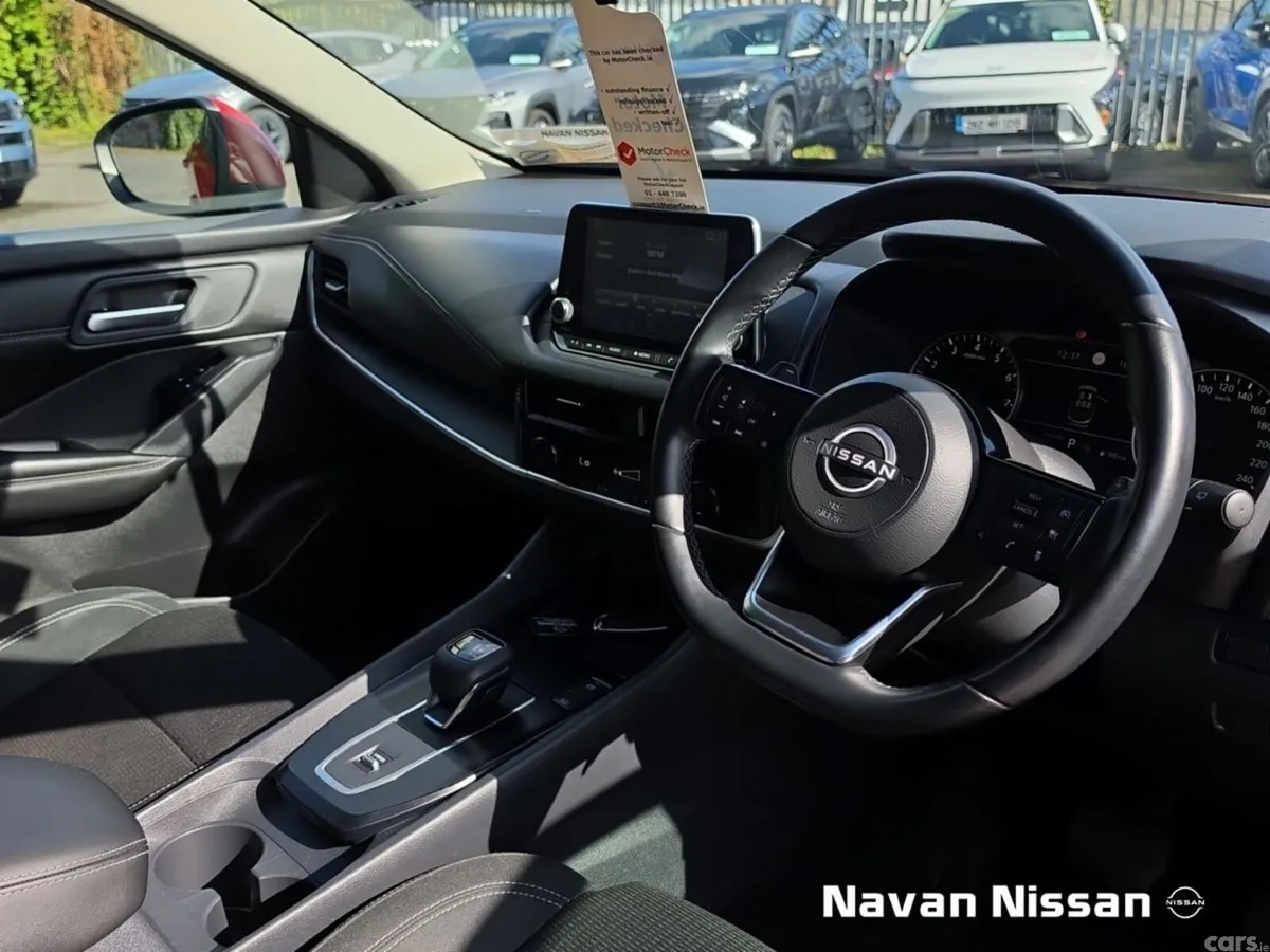 Nissan Qashqai MPV, Petrol Hybrid, 2023, Red