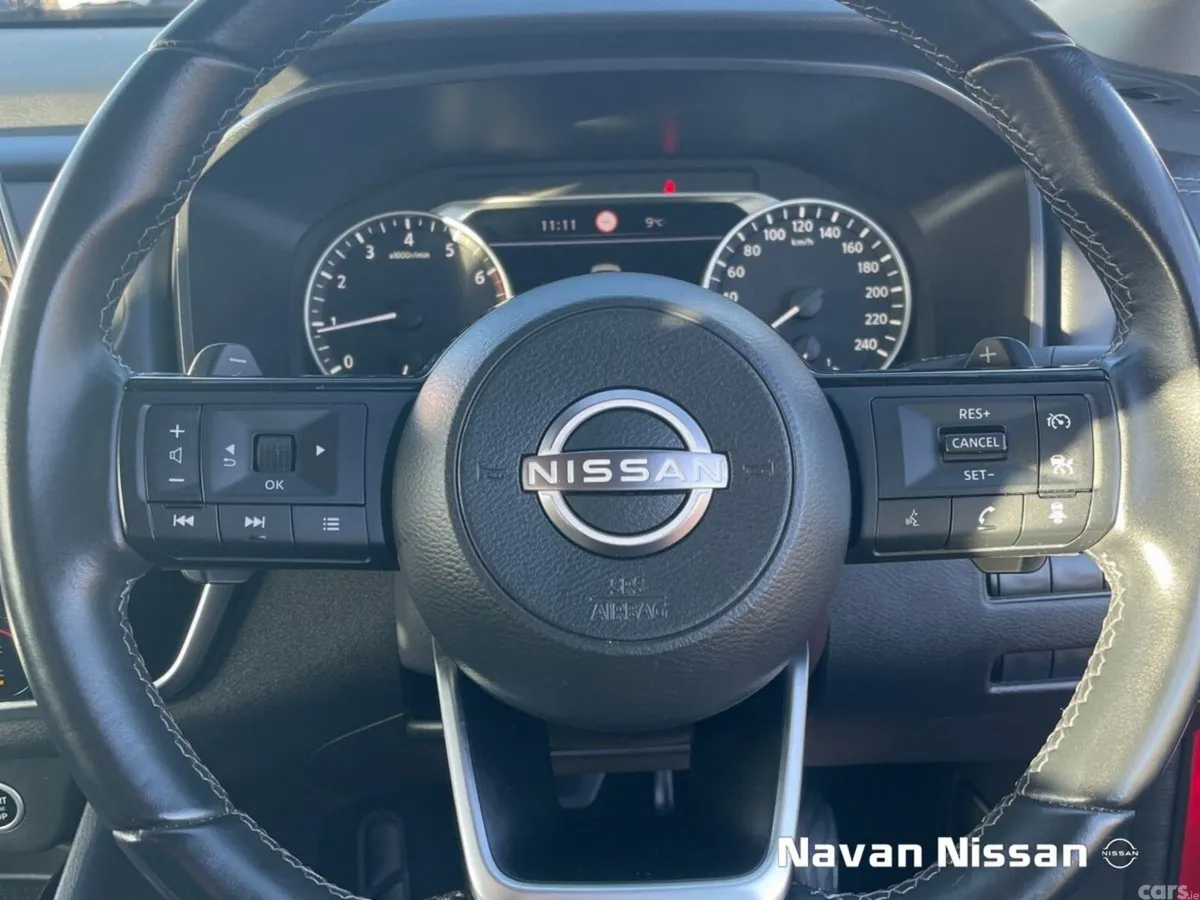 Nissan Qashqai MPV, Petrol Hybrid, 2023, Red