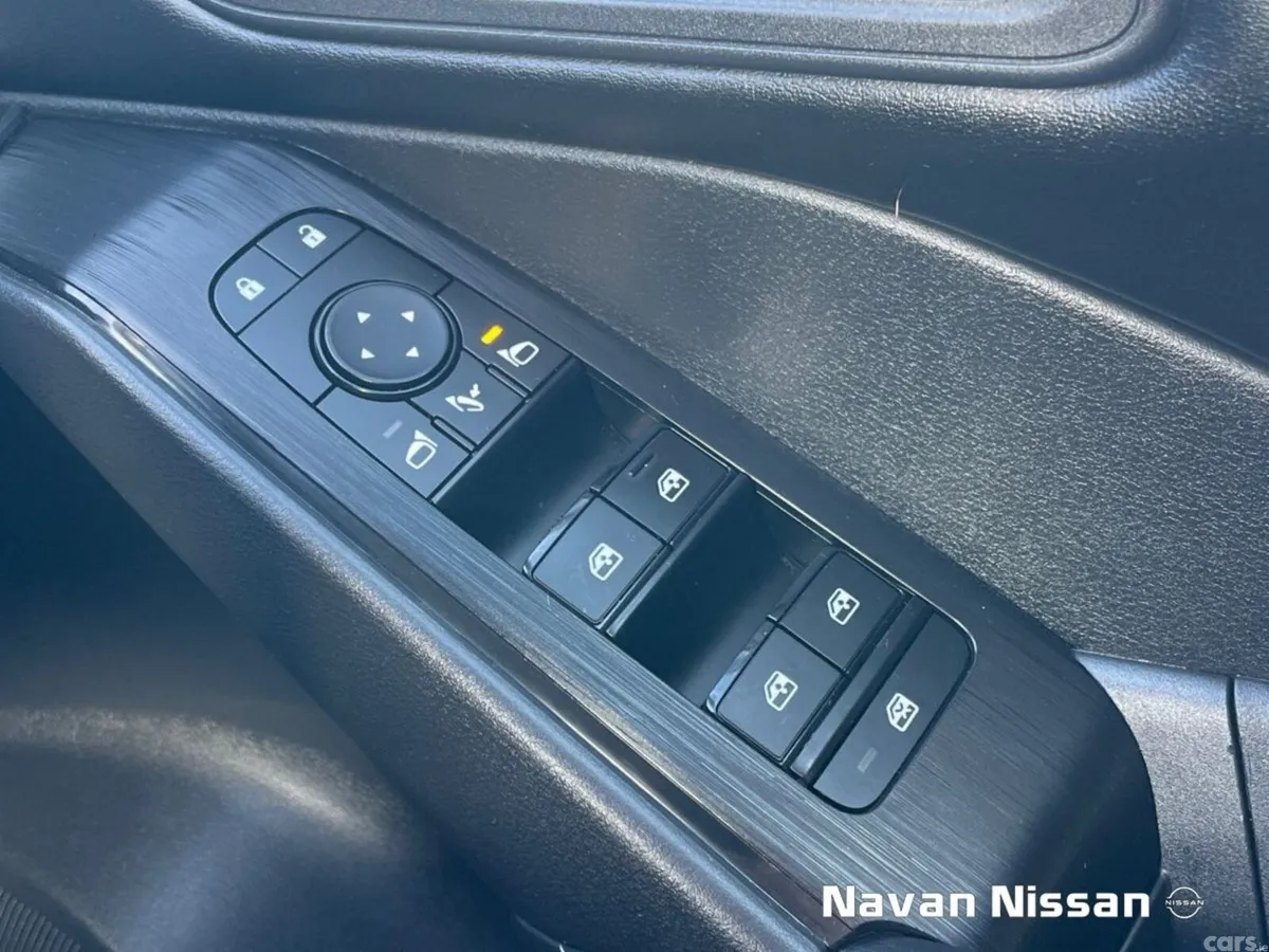 Nissan Qashqai MPV, Petrol Hybrid, 2023, Red