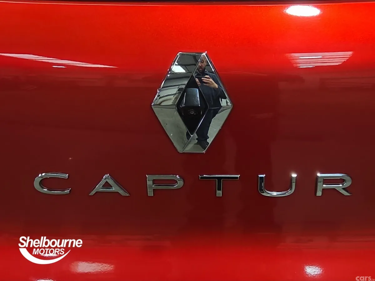 Renault Captur Hatchback, Petrol Hybrid, 2023, Red