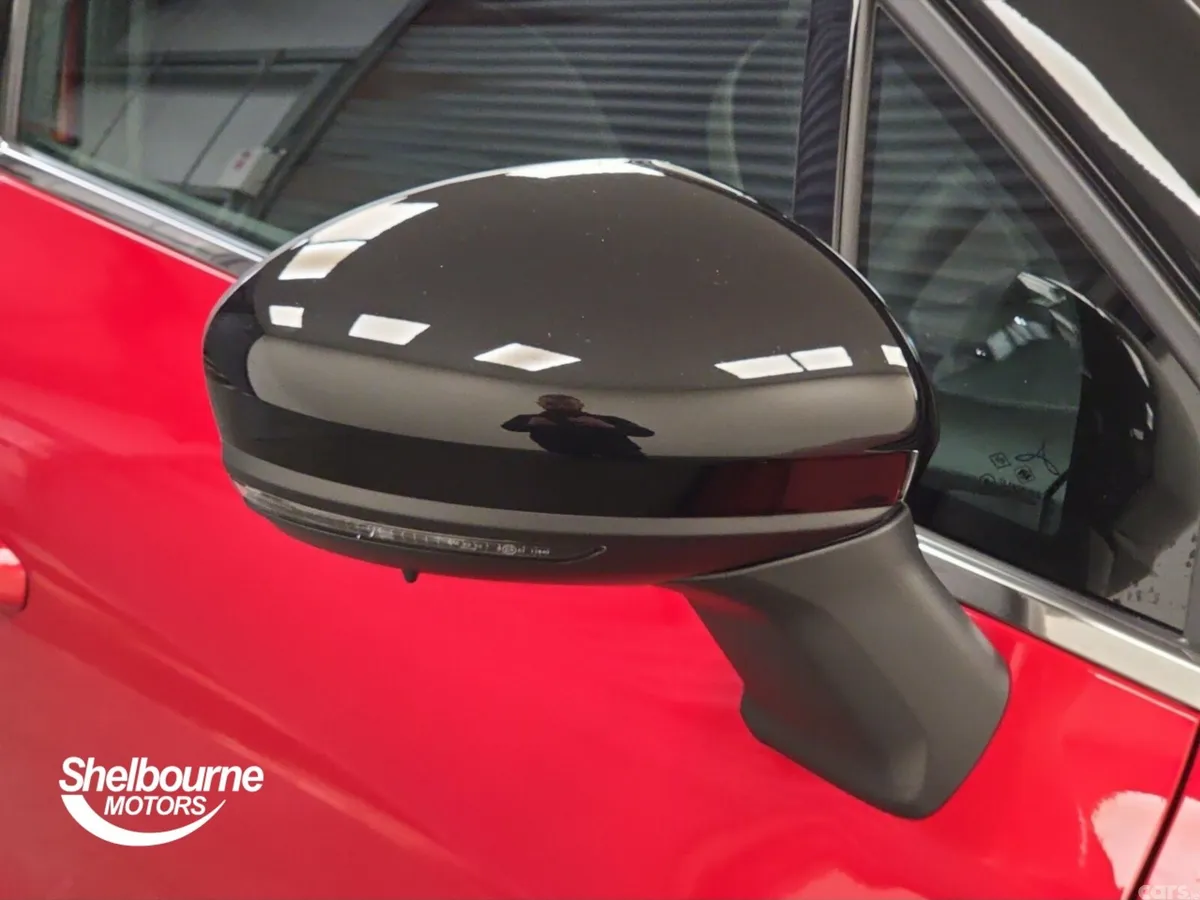 Renault Captur Hatchback, Petrol Hybrid, 2023, Red