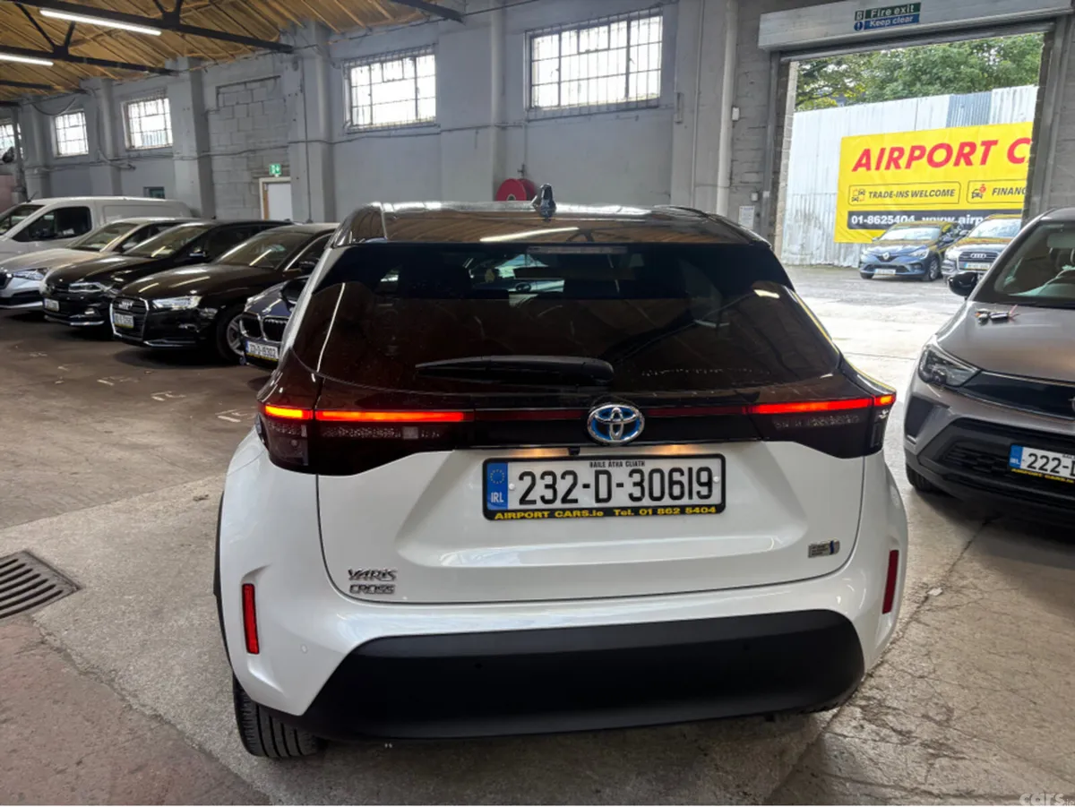 Toyota Yaris Cross Hatchback, Petrol Hybrid, 2023, White