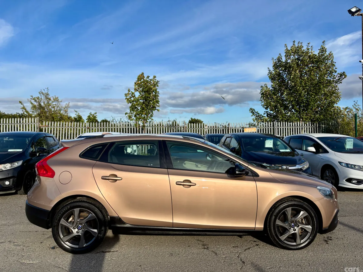 Volvo V40 Hatchback, Diesel, 2015, Orange