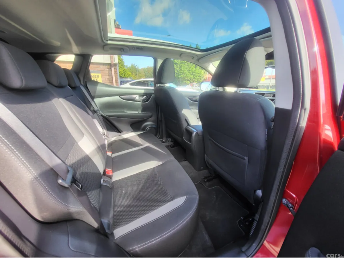 Nissan Qashqai MPV, Diesel, 2018, Red