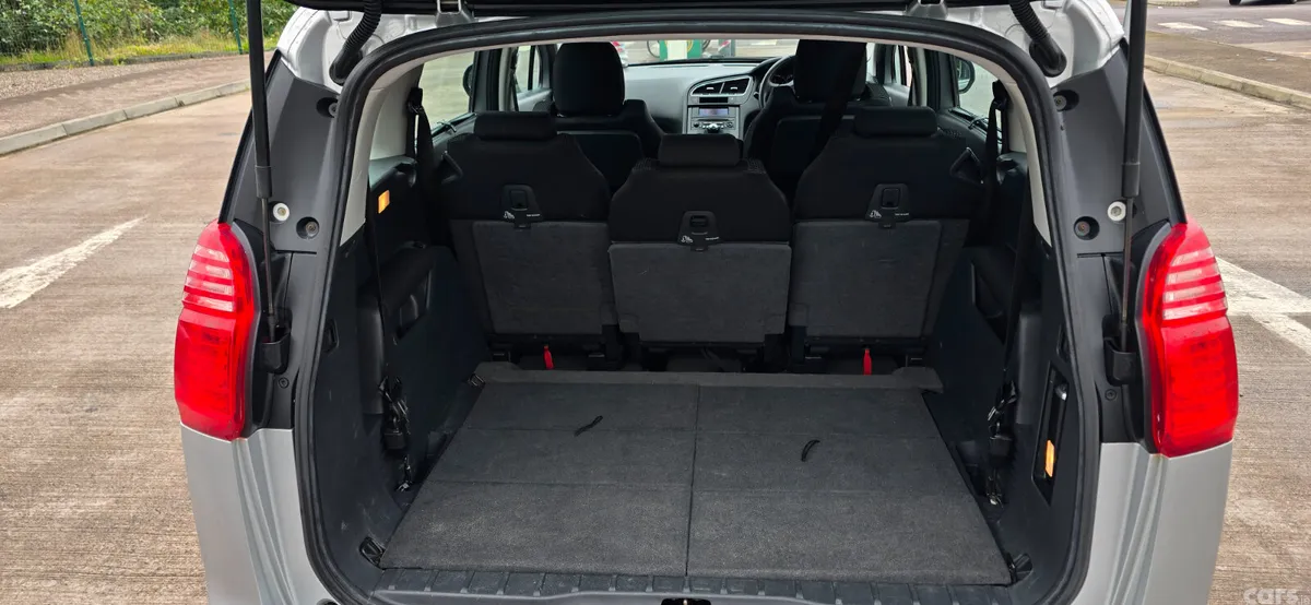 Peugeot 5008 MPV, Diesel, 2012, Grey