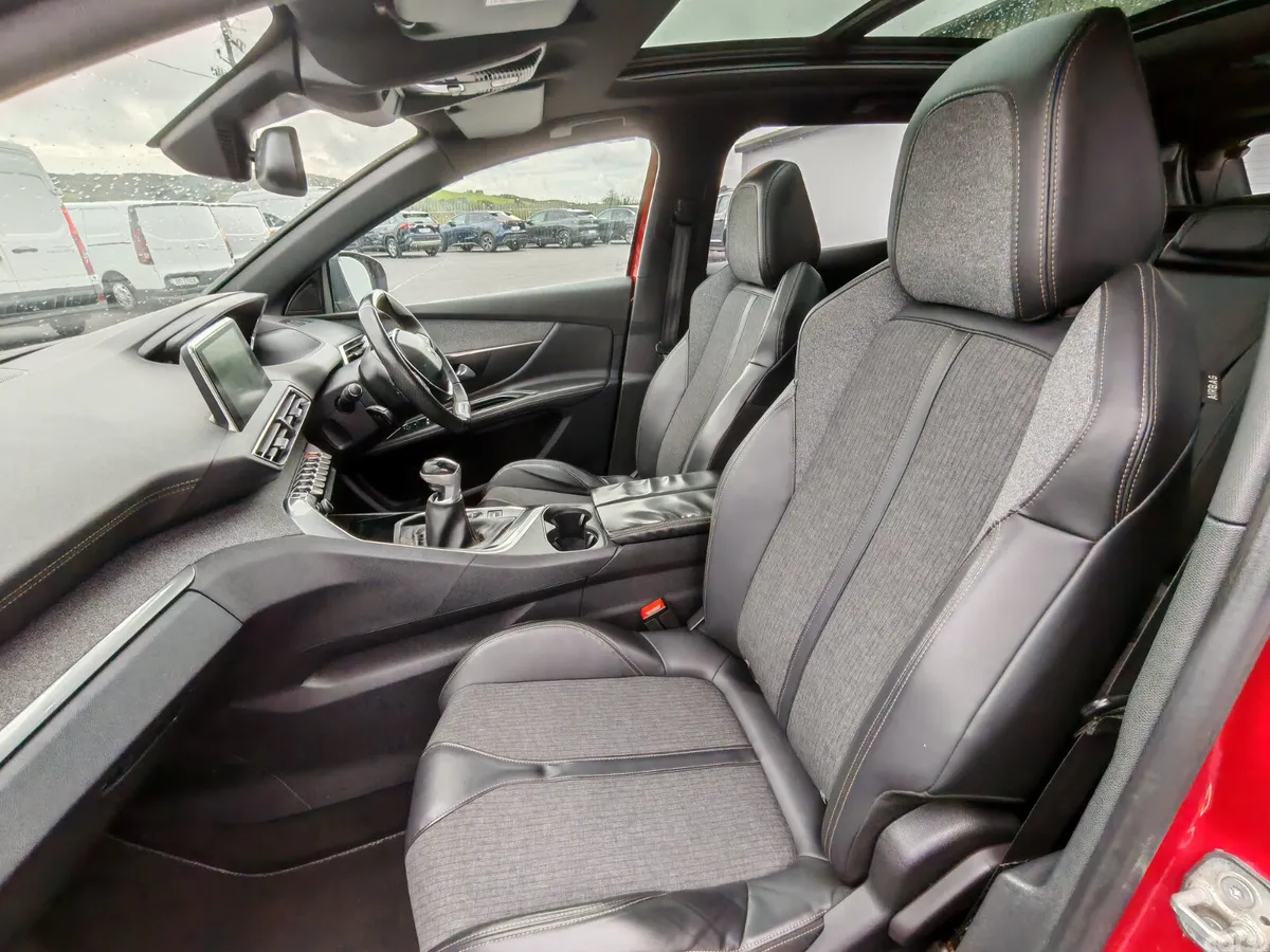 Peugeot 3008 MPV, Petrol, 2018, Red