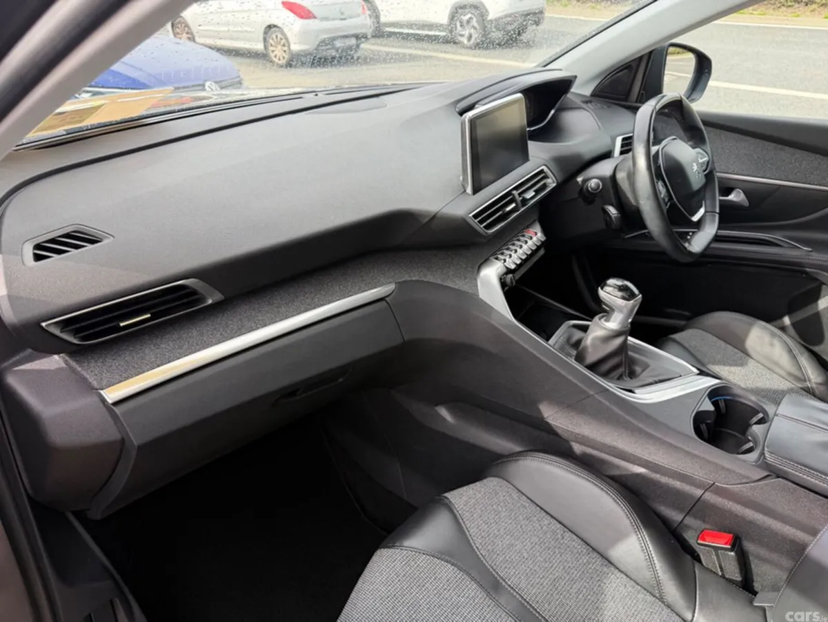 Peugeot 5008 MPV, Petrol, 2018, Grey