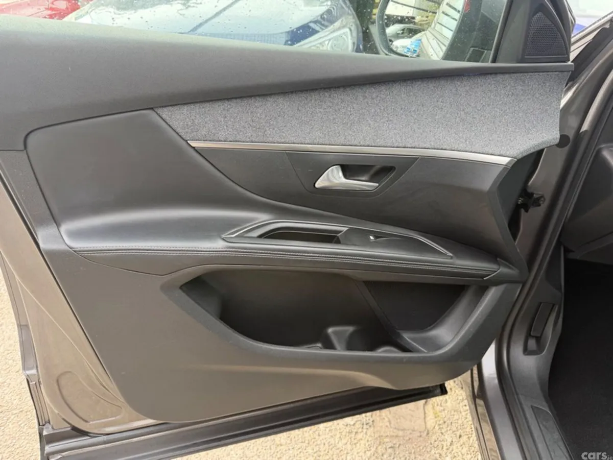 Peugeot 5008 MPV, Petrol, 2018, Grey