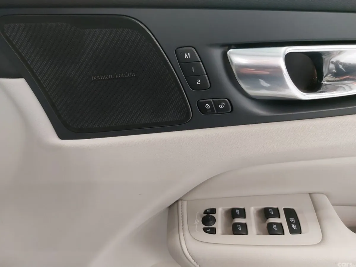 Volvo XC60 SUV, Petrol Plug-in Hybrid, 2023, Blue