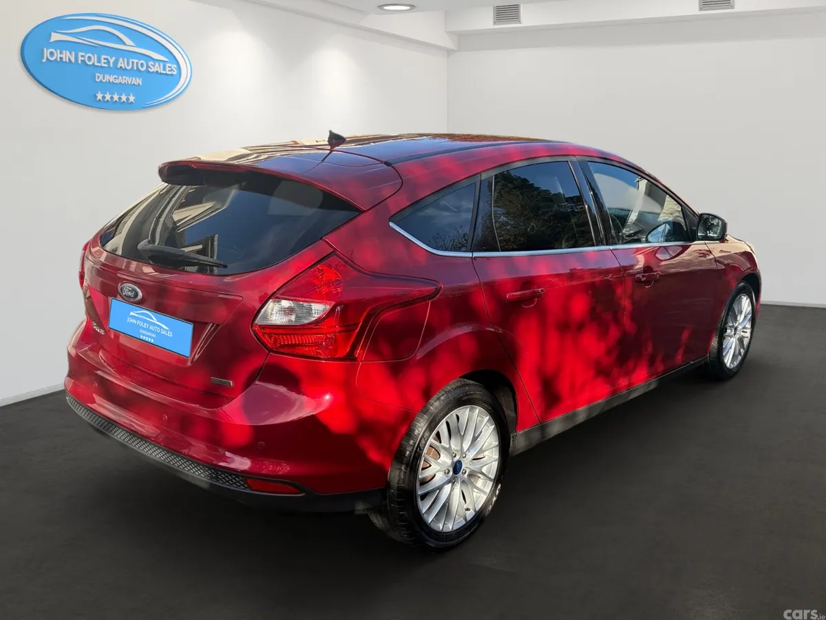Ford Focus Hatchback, Petrol, 2013, Red