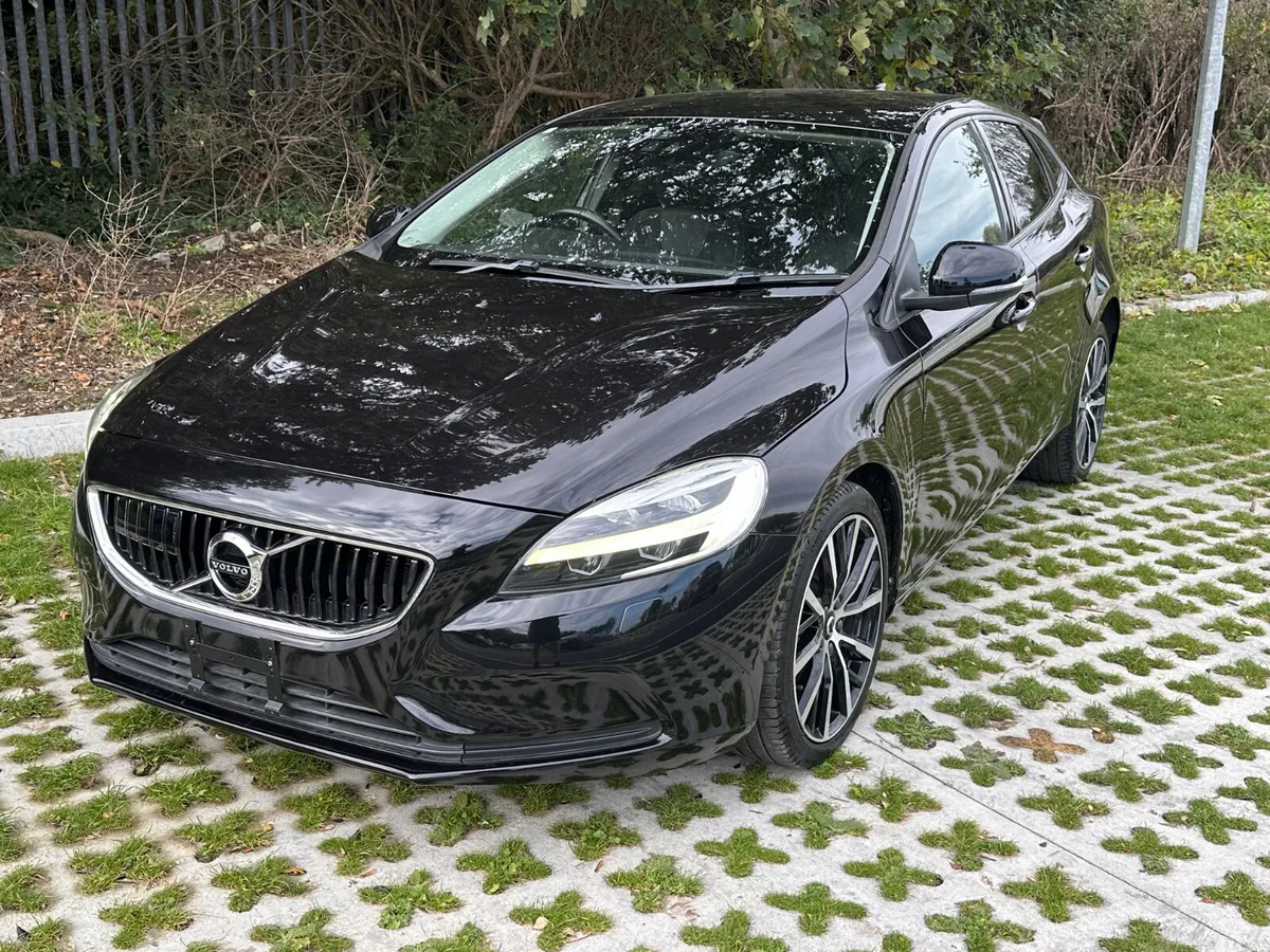 Volvo V40 Hatchback, Diesel, 2018, Black