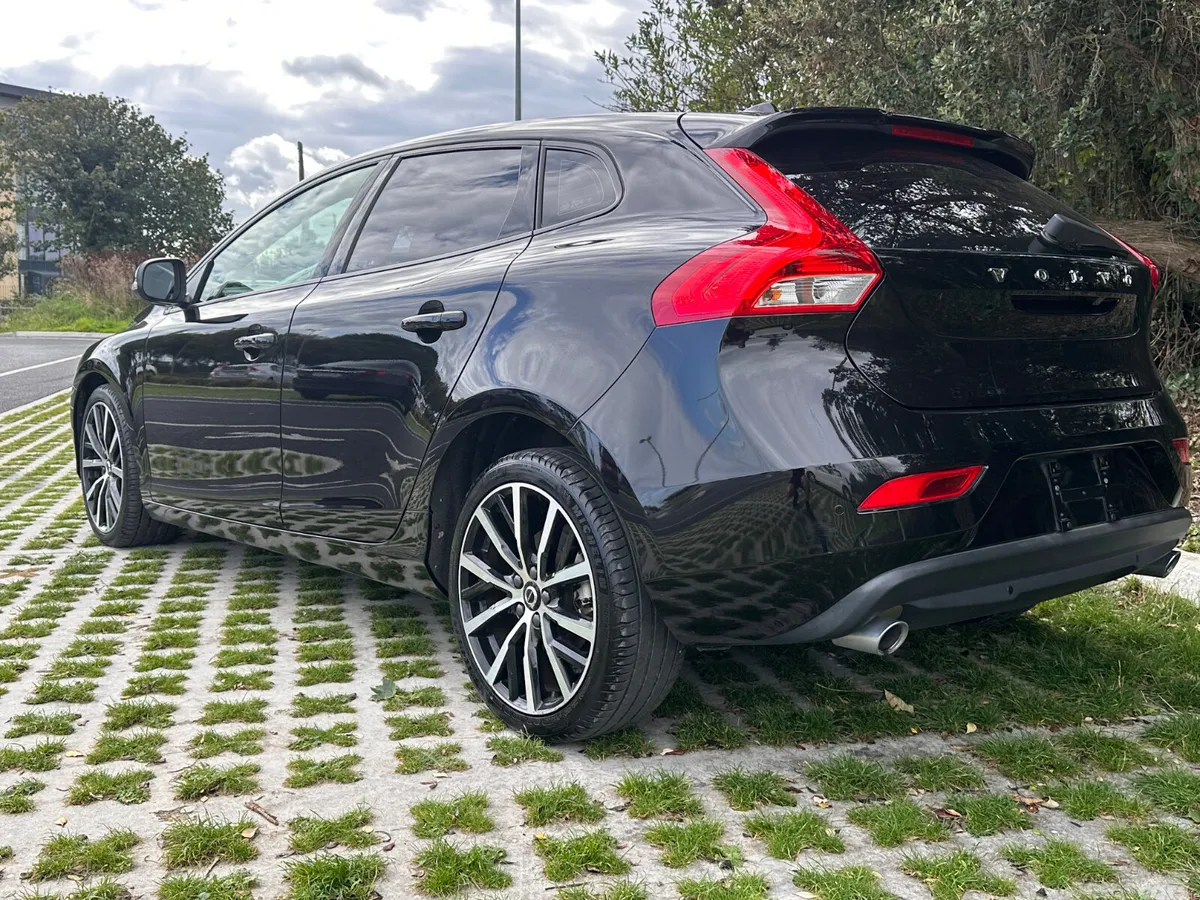 Volvo V40 Hatchback, Diesel, 2018, Black