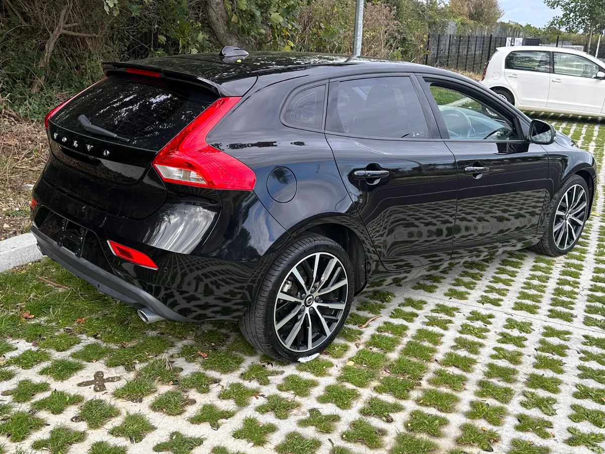 Volvo V40 Hatchback, Diesel, 2018, Black