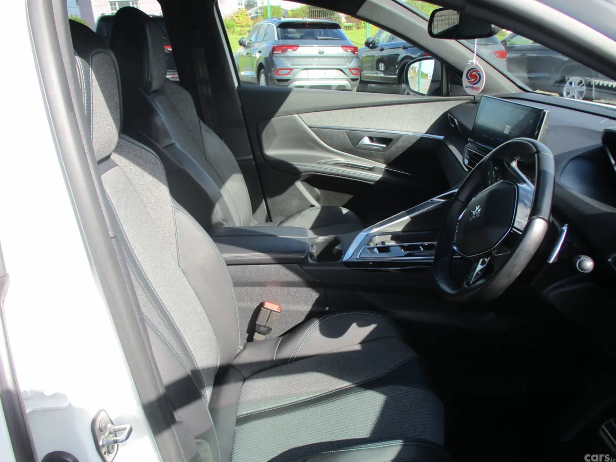 Peugeot 5008 MPV, Diesel, 2023, White