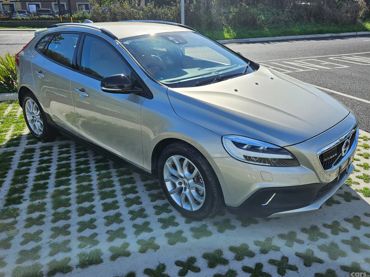 Volvo V40 Hatchback, Diesel, 2017, Gold