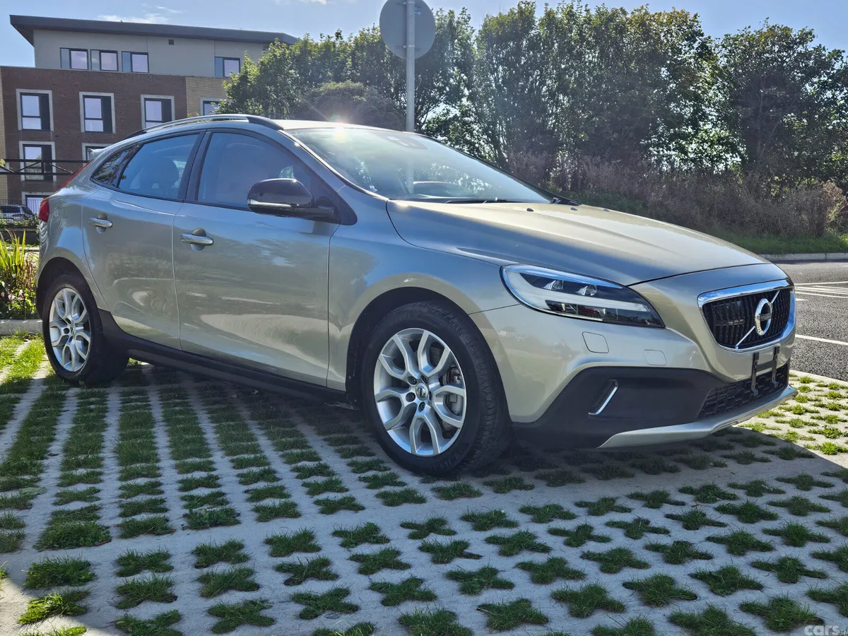 Volvo V40 Hatchback, Diesel, 2017, Gold