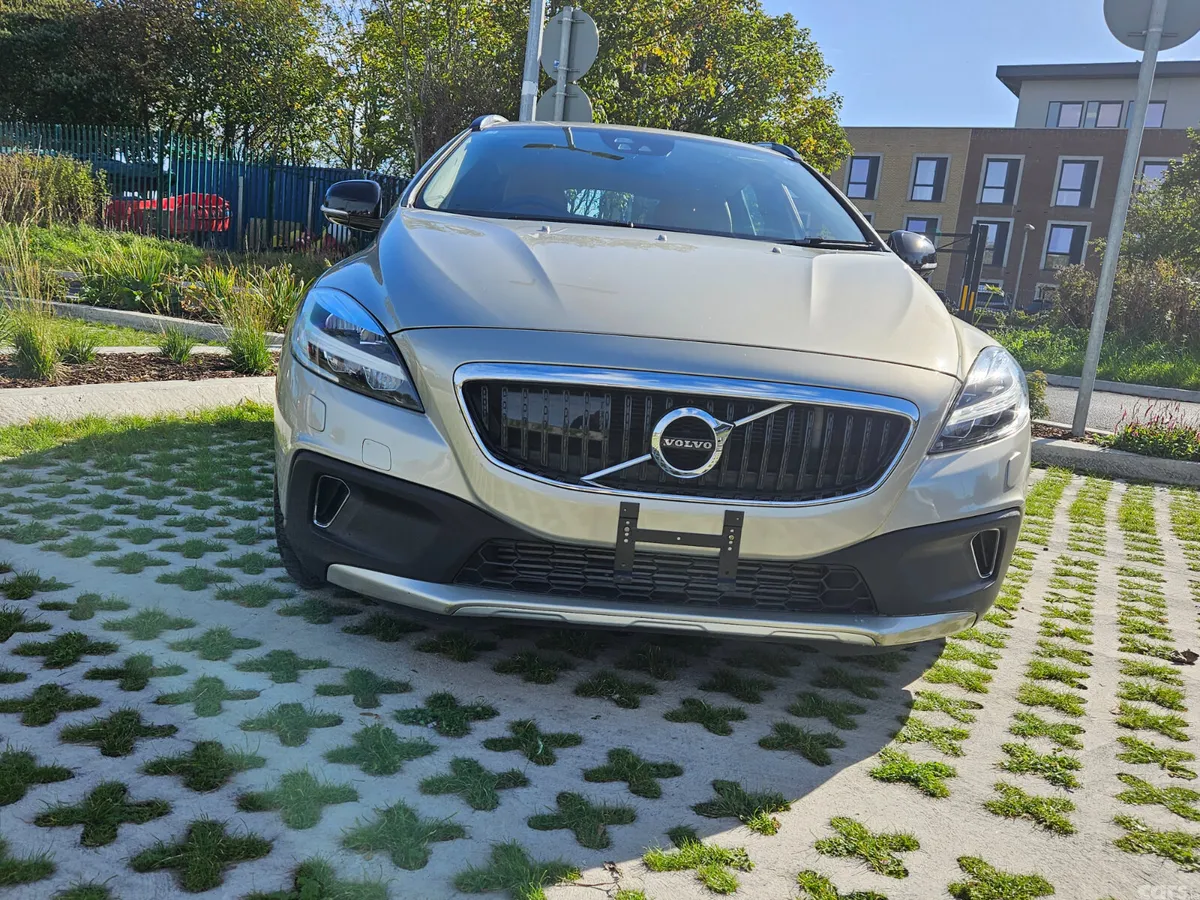 Volvo V40 Hatchback, Diesel, 2017, Gold