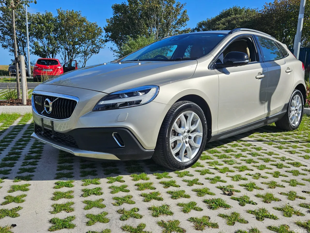 Volvo V40 Hatchback, Diesel, 2017, Gold