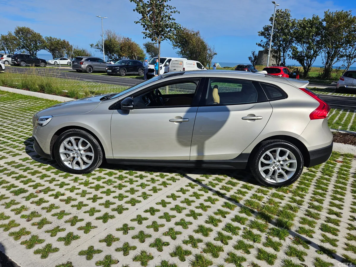 Volvo V40 Hatchback, Diesel, 2017, Gold