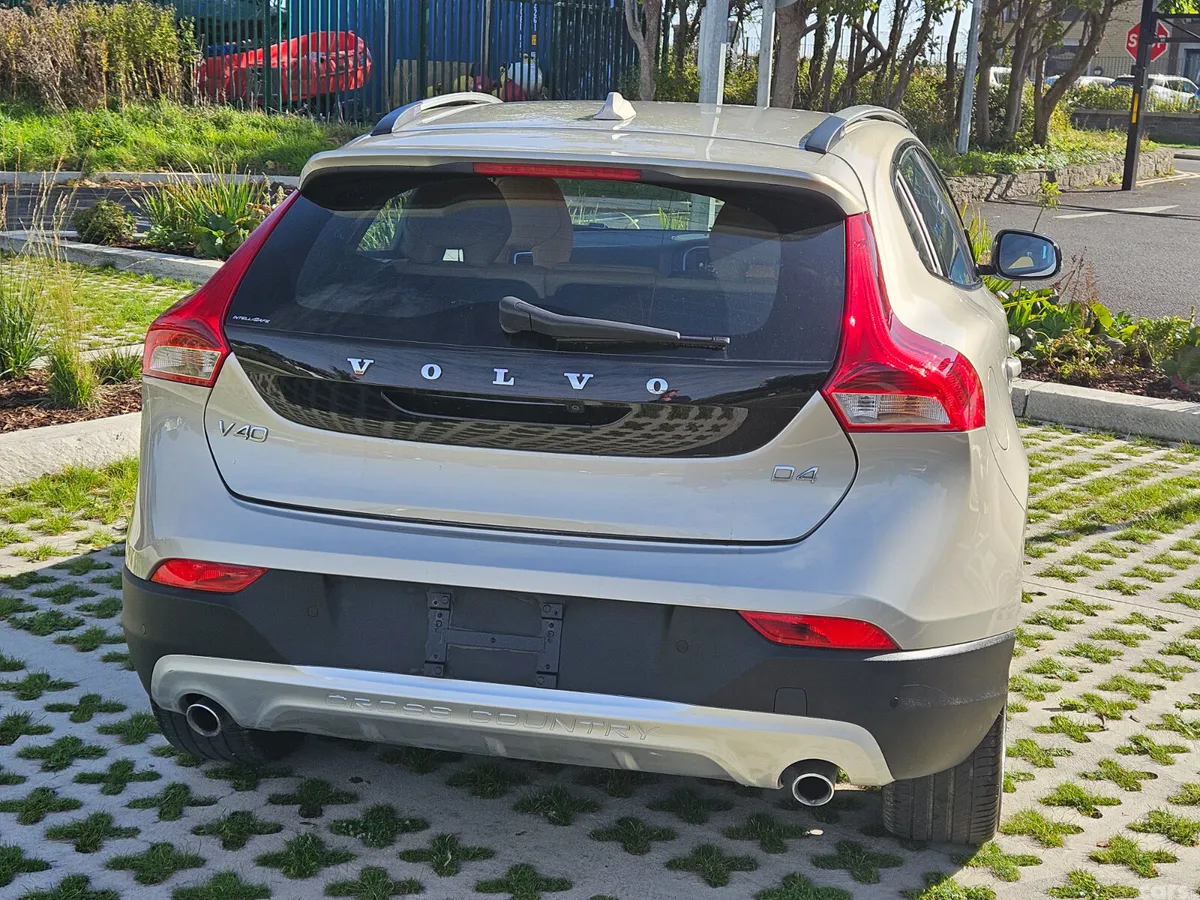 Volvo V40 Hatchback, Diesel, 2017, Gold