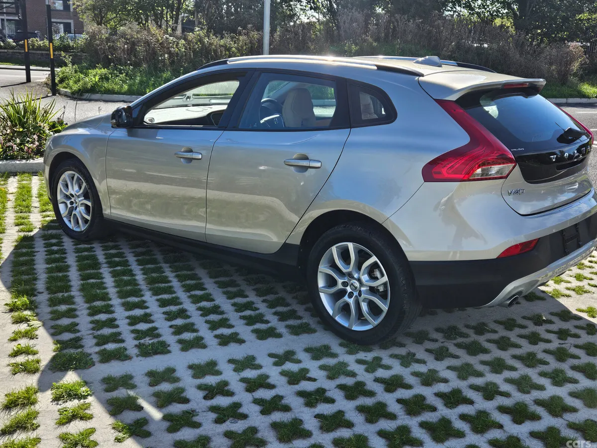 Volvo V40 Hatchback, Diesel, 2017, Gold