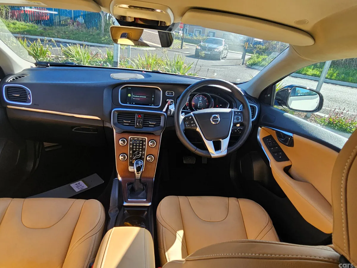 Volvo V40 Hatchback, Diesel, 2017, Gold