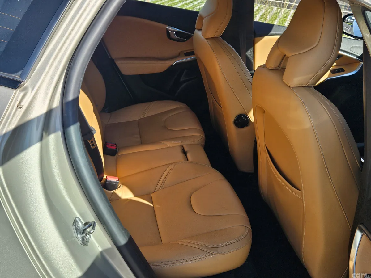 Volvo V40 Hatchback, Diesel, 2017, Gold