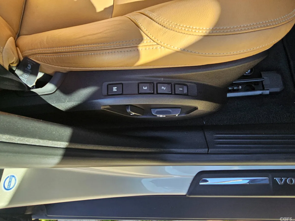 Volvo V40 Hatchback, Diesel, 2017, Gold