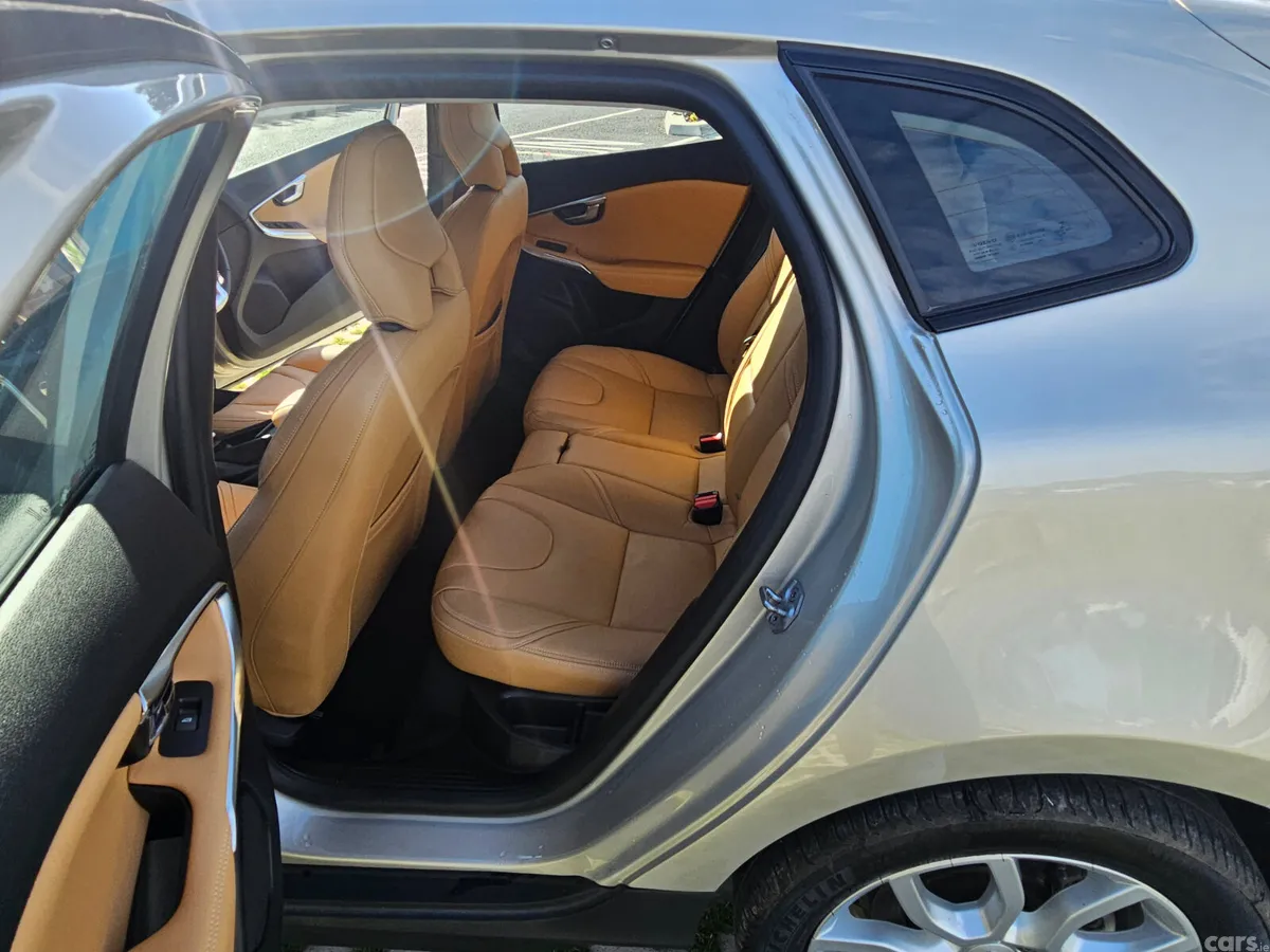 Volvo V40 Hatchback, Diesel, 2017, Gold