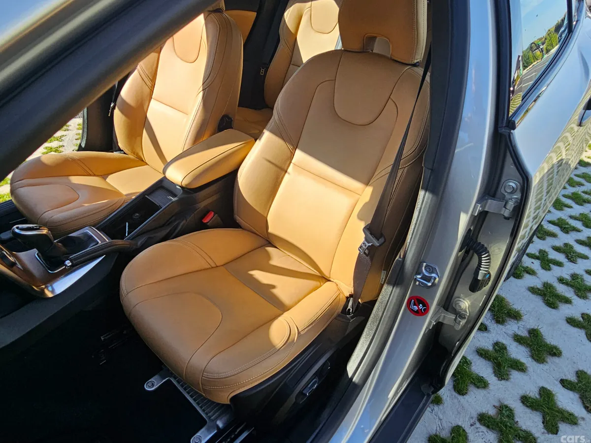 Volvo V40 Hatchback, Diesel, 2017, Gold