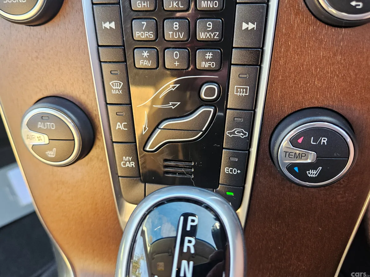 Volvo V40 Hatchback, Diesel, 2017, Gold