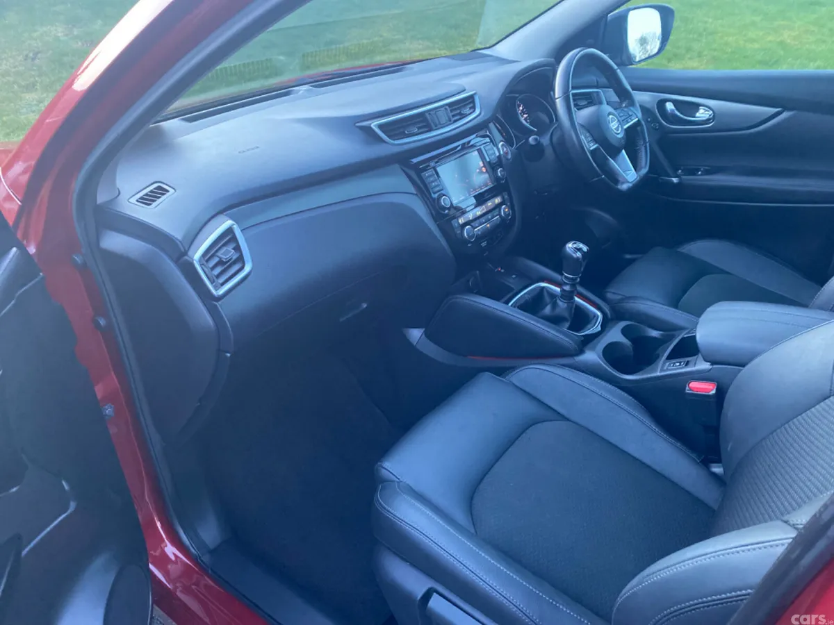 Nissan Qashqai SUV, Diesel, 2019, Red