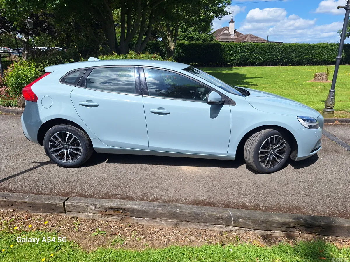 Volvo V40 Hatchback, Petrol, 2019, Blue