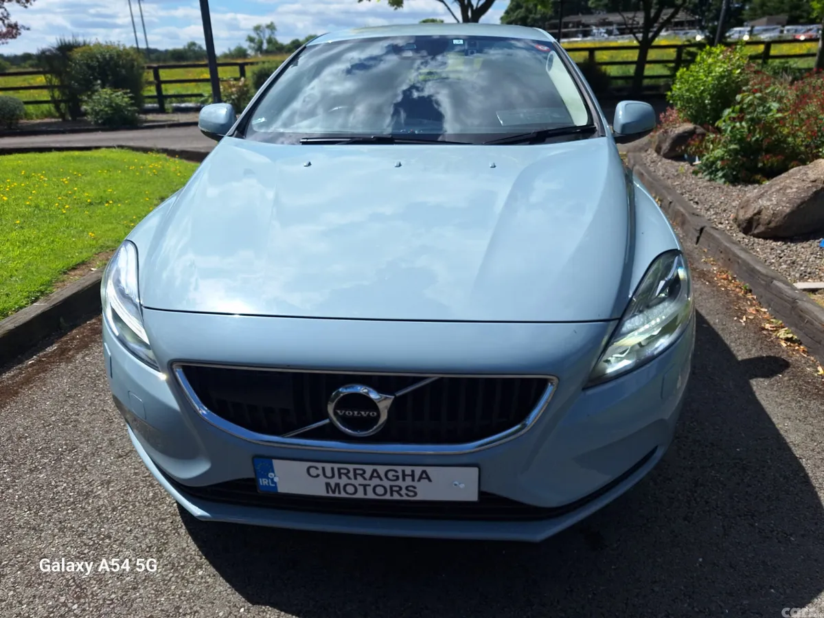 Volvo V40 Hatchback, Petrol, 2019, Blue