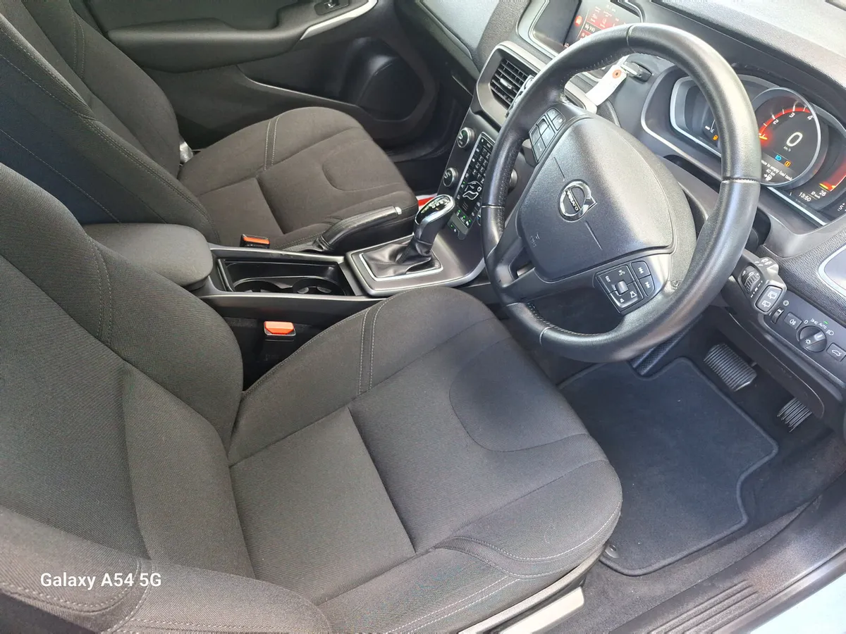 Volvo V40 Hatchback, Petrol, 2019, Blue