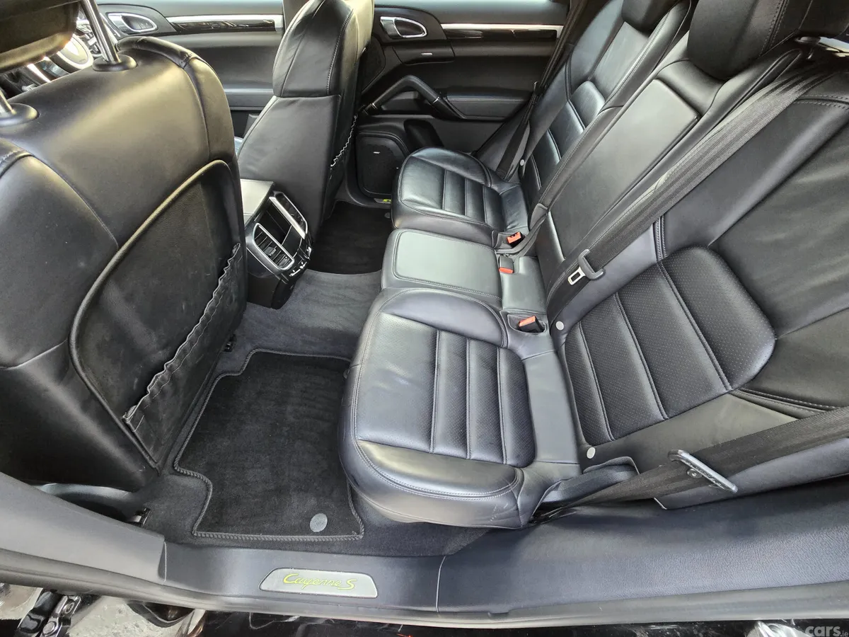 Porsche Cayenne SUV, Petrol Plug-in Hybrid, 2016, Black