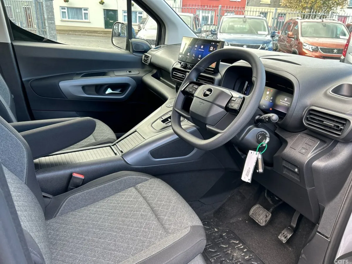 Opel Combo Wheelchair Accessible, Diesel, 2025, Green