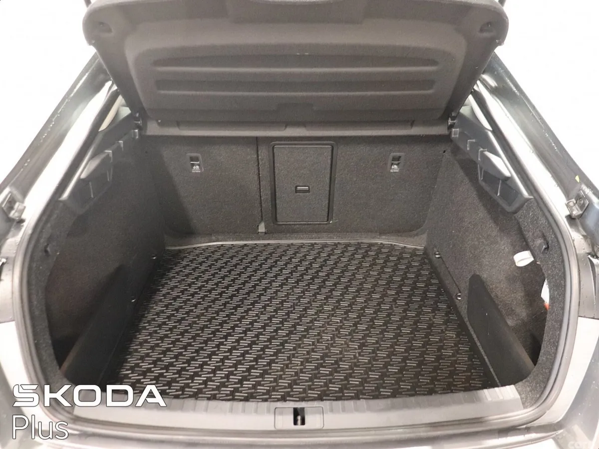 Skoda Octavia Saloon, Petrol, 2023, Grey