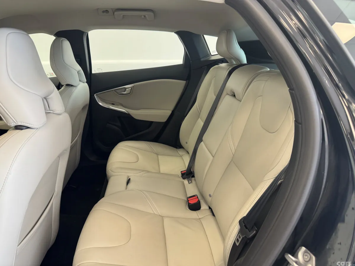 Volvo V40 Hatchback, Diesel, 2017, Black
