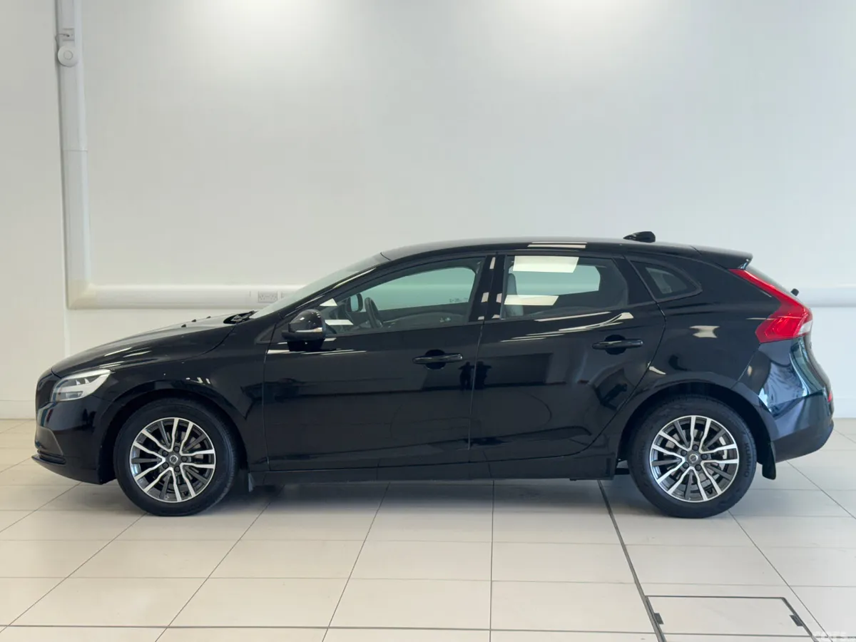 Volvo V40 Hatchback, Diesel, 2017, Black