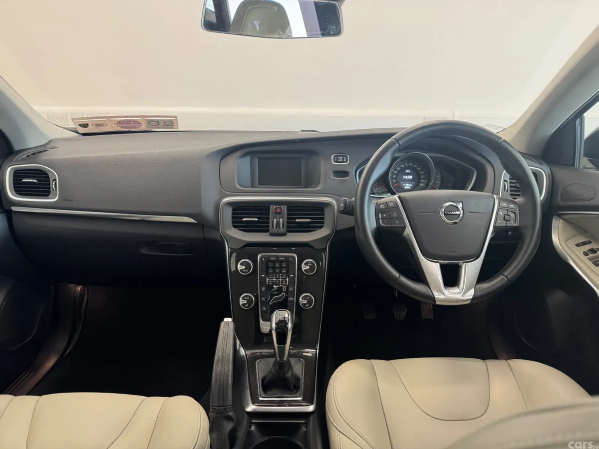 Volvo V40 Hatchback, Diesel, 2017, Black