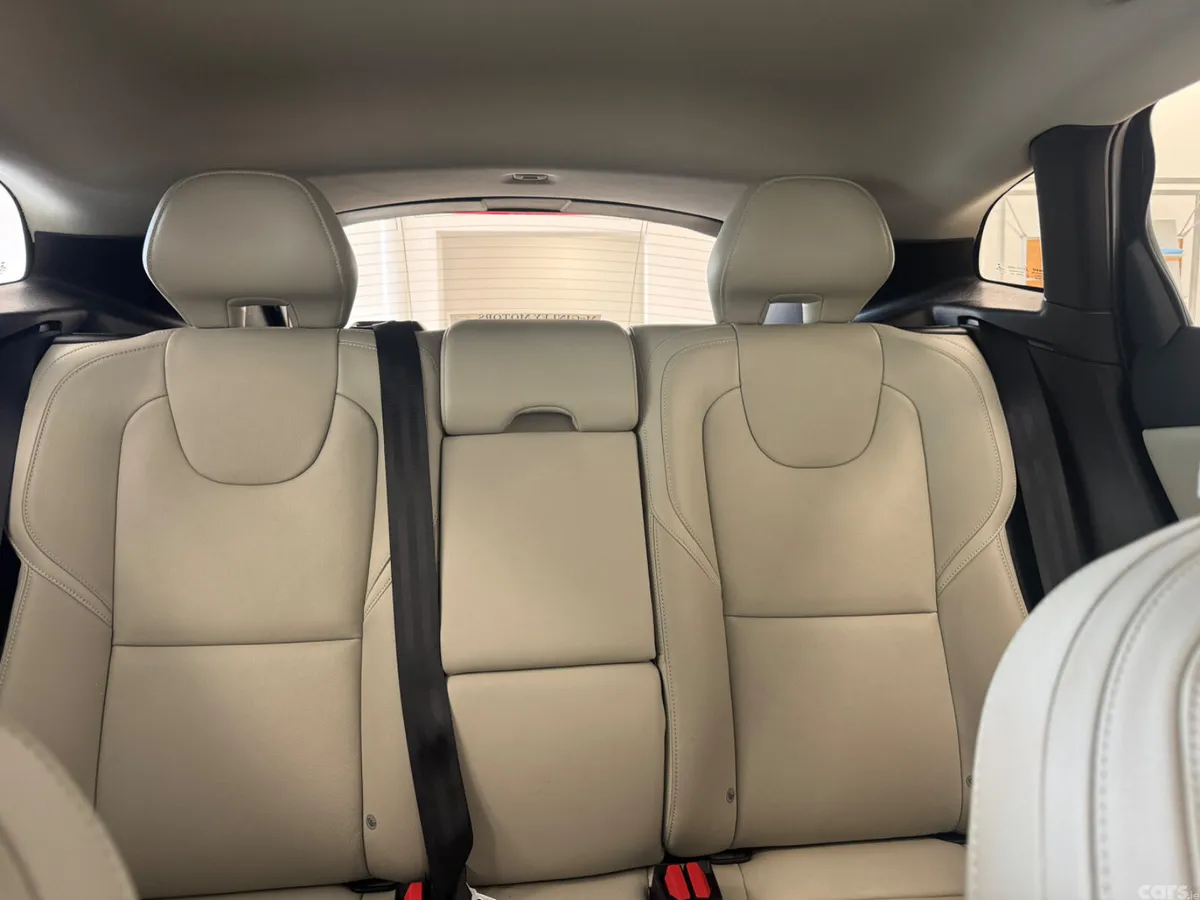 Volvo V40 Hatchback, Diesel, 2017, Black
