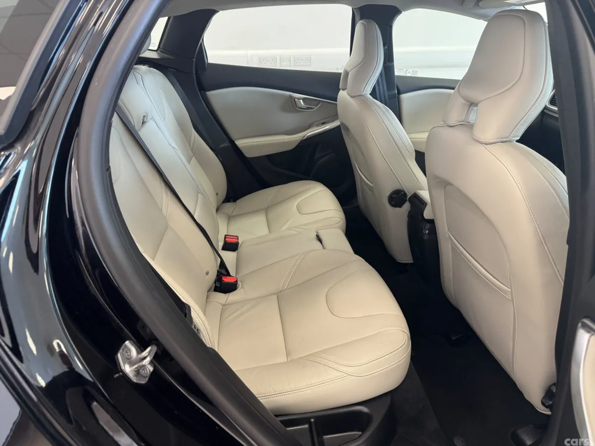 Volvo V40 Hatchback, Diesel, 2017, Black