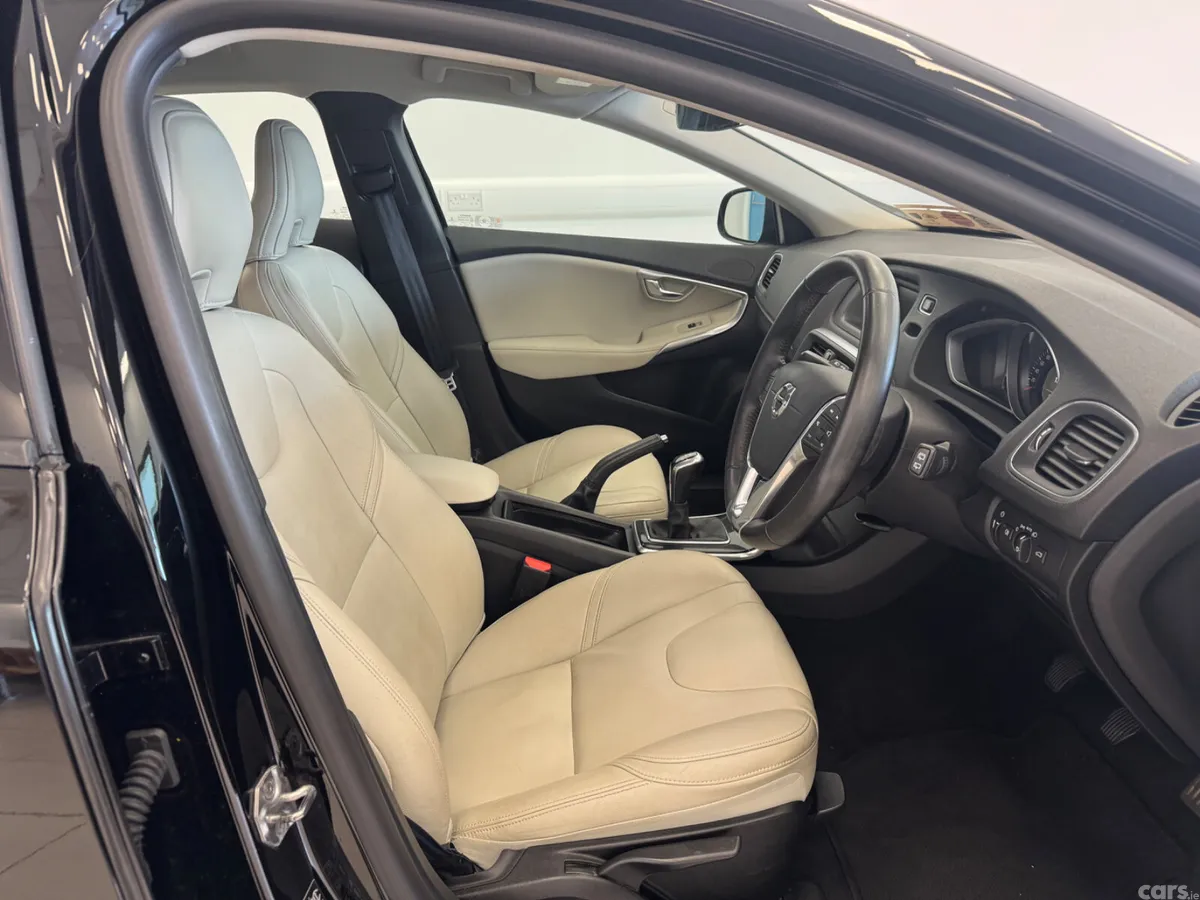 Volvo V40 Hatchback, Diesel, 2017, Black