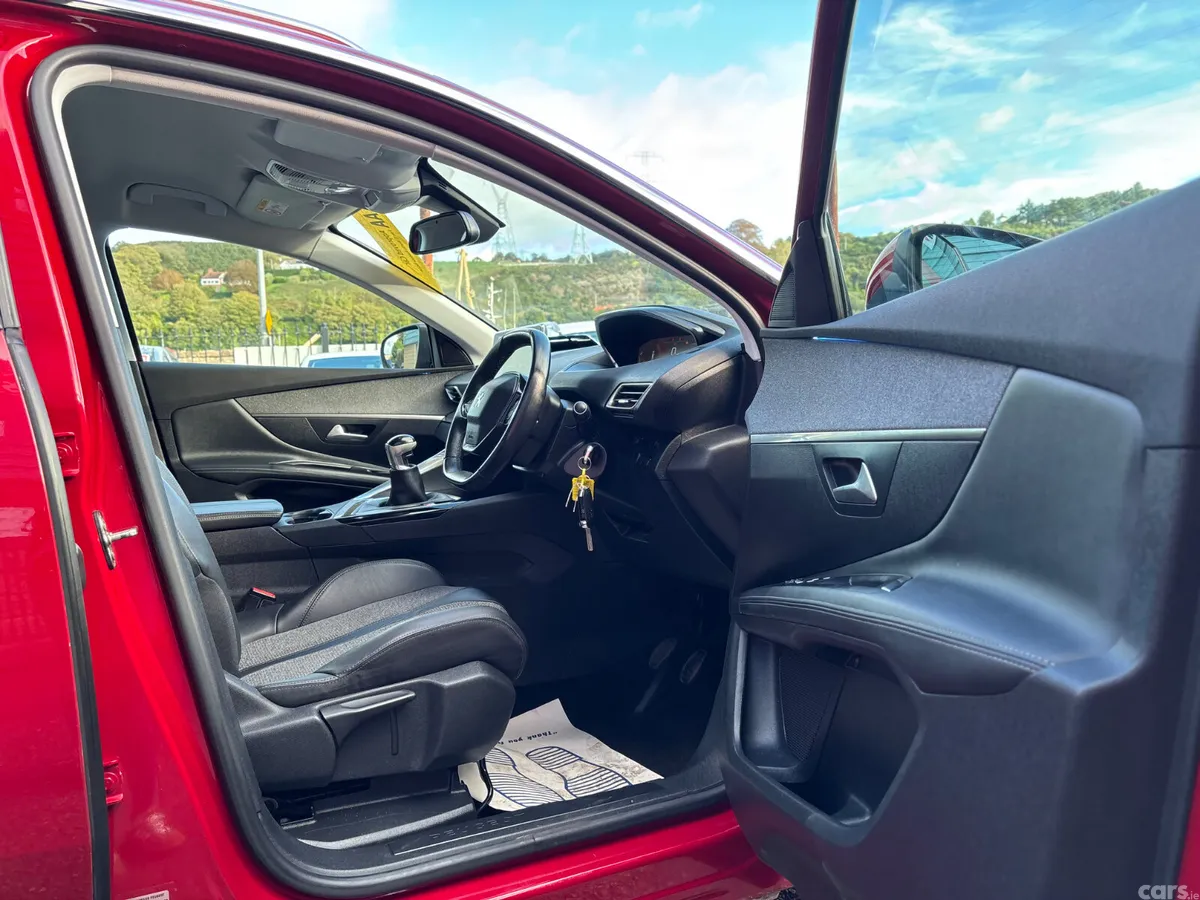 Peugeot 3008 MPV, Petrol, 2019, Red