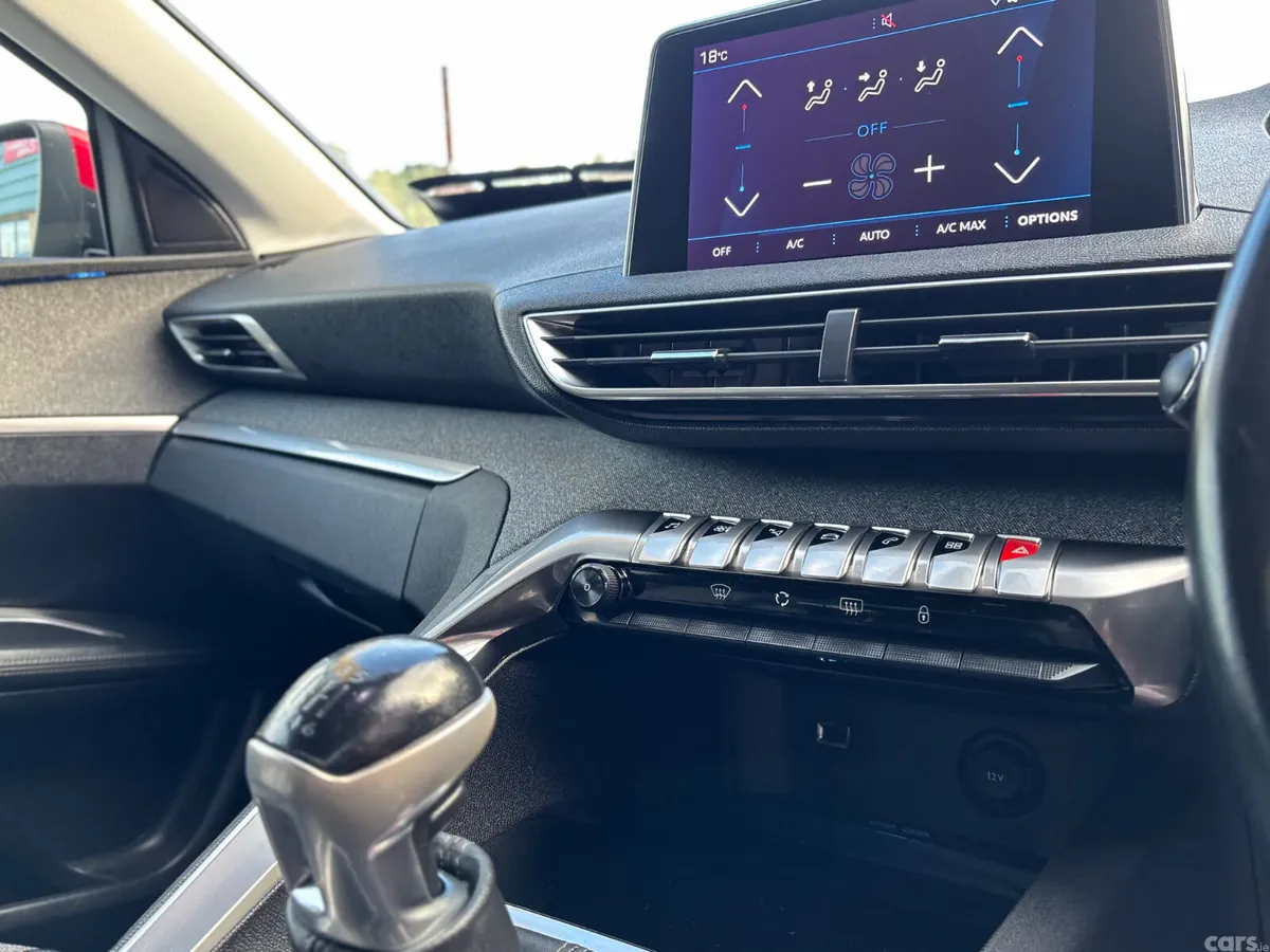 Peugeot 3008 MPV, Petrol, 2019, Red