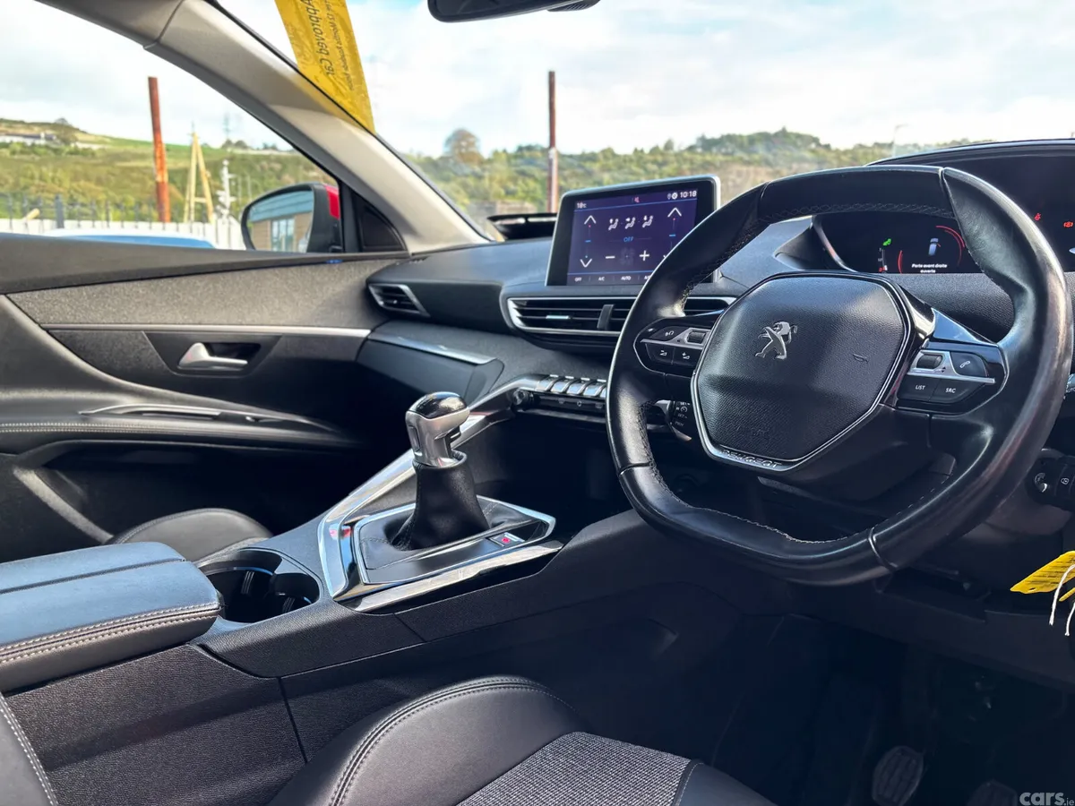 Peugeot 3008 MPV, Petrol, 2019, Red