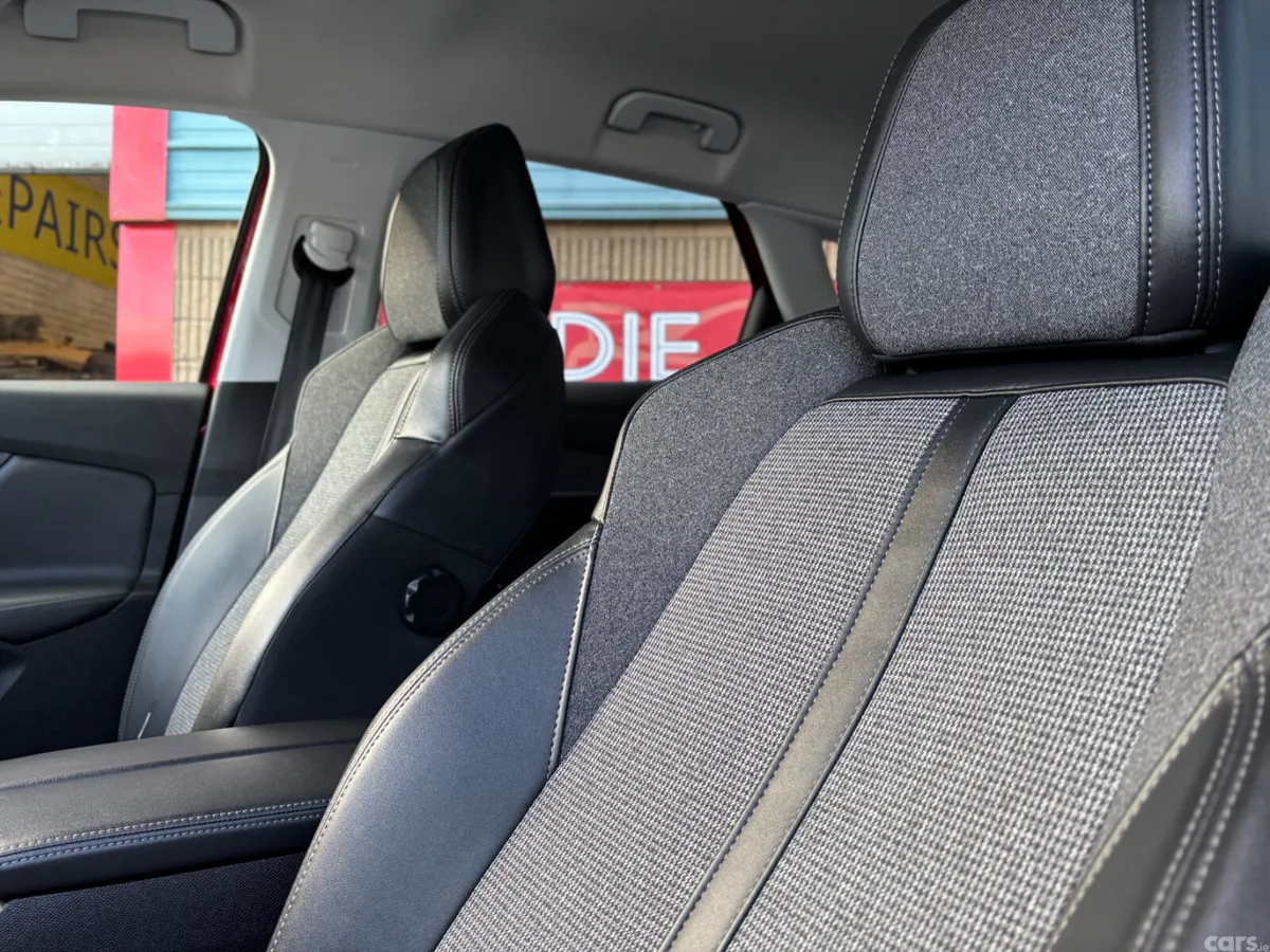 Peugeot 3008 MPV, Petrol, 2019, Red