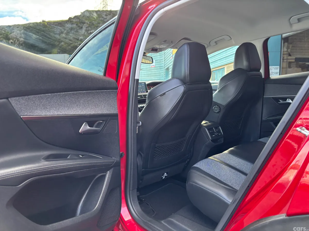 Peugeot 3008 MPV, Petrol, 2019, Red