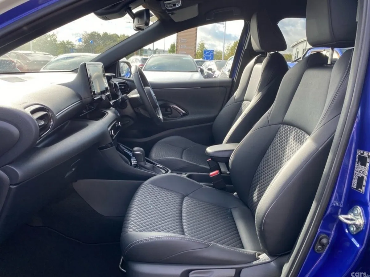Toyota Yaris Hatchback, Petrol Hybrid, 2021, Blue